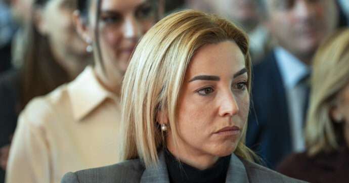 “L’ex assessore di FdI ordinò al capo dei vigili un dossier per screditare Salis”: perquisizioni in Comune a Genova