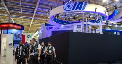Copertina di Paris Air Show, il governo francese vieta l’accesso a cinque stand israeliani. Tel Aviv: “Segregazione oltraggiosa”