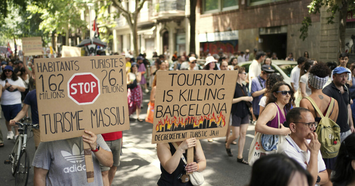 Pistole ad acqua e fumogeni contro l’overtourism: “Vogliamo spegnere il fuoco turistico”. Centinaia di manifestanti in piazza Pistole ad acqua e fumogeni contro l’overtourism: “Vogliamo spegnere il fuoco turistico”. Centinaia di manifestanti in piazza