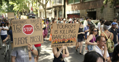 Protesta a Barcellona contro l'Overtourism