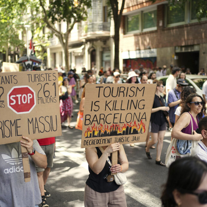 Pistole ad acqua e fumogeni contro l’overtourism: “Vogliamo spegnere il fuoco turistico”. Centinaia di manifestanti in piazza