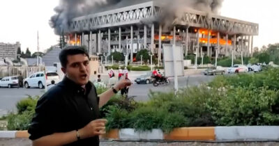 Copertina di Attacco alla tv di Stato iraniana, il caporedattore davanti alla sede in fiamme: “Mi trovavo al primo piano”