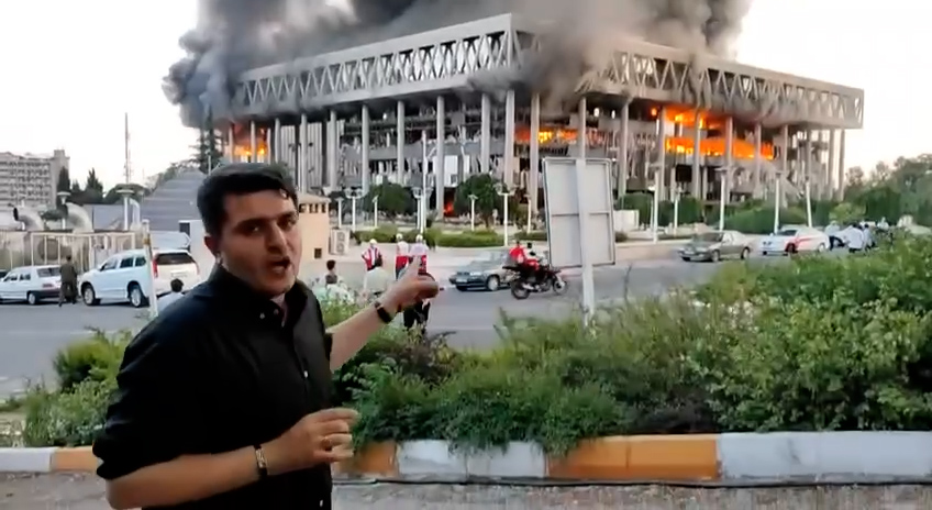 Attacco alla tv di Stato iraniana, il caporedattore davanti alla sede in fiamme: “Mi trovavo al primo piano” Attacco alla tv di Stato iraniana, il caporedattore davanti alla sede in fiamme: “Mi trovavo al primo piano”
