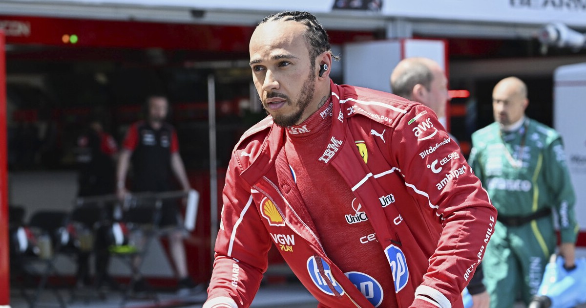 “Succedono tante cose sullo sfondo, servono dei cambiamenti”: Hamilton si sfoga sulla situazione in Ferrari “Succedono tante cose sullo sfondo, servono dei cambiamenti”: Hamilton si sfoga sulla situazione in Ferrari
