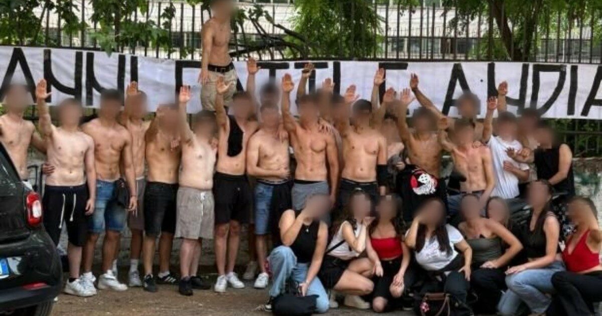I maturandi del liceo Malpighi di Roma fanno una foto con il saluto fascista. La preside: “Voto in condotta abbassato” I maturandi del liceo Malpighi di Roma fanno una foto con il saluto fascista. La preside: “Voto in condotta abbassato”