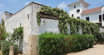 Copertina di Lite nella cucina di una masseria: 17enne muore accoltellato. Fermato l’aiuto cuoco