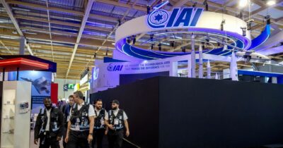 Copertina di Scontro Parigi-Tel Aviv. Alla fiera di aerei e armi oscurati stand di Israele