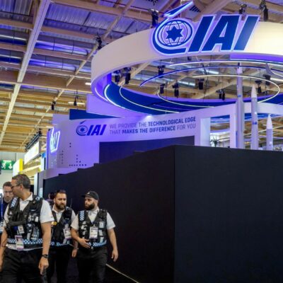 Copertina di Scontro Parigi-Tel Aviv. Alla fiera di aerei e armi oscurati stand di Israele