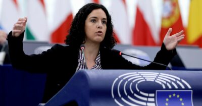 Copertina di Manon Aubry: “Ue incoerente: corre al riarmo e poi predica la de-escalation”