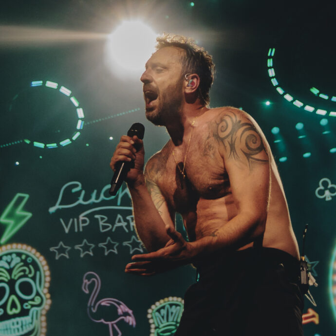 “Mi fa paura un tour con effetto revival. Ci ho messo 12 anni di carriera a riempire il Forum. Ho pianto la mattina dopo”: Cremonini show e cinema a Milano
