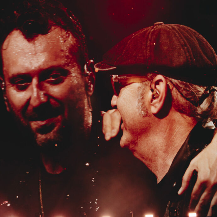 Luca Carboni dopo la malattia è pronto a tornare live: duetta con Cesare Cremonini a San Siro e annuncia a novembre un concerto-evento al Forum – IL VIDEO