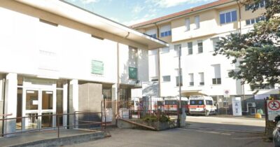 Copertina di Va in ospedale, uccide la moglie ricoverata e poi si ammazza