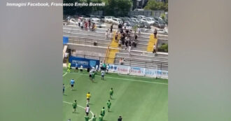 Copertina di Rissa tra genitori a Napoli durante una partita di calcio under16: “Tifosi sequestrati” – Video