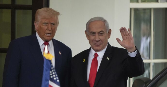 Israele-Iran, Trump valuta di entrare in guerra: oltre un’ora di riunione con i consiglieri. Macron: “Errore tentare un cambio di regime”