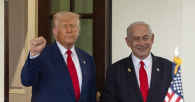 Copertina di Trump valuta l'ingresso in guerra: riunione in corso in Situation Room. Merz: "Israele fa il lavoro sporco per noi"