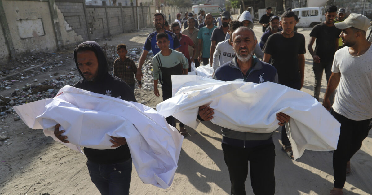 Gaza, altro massacro di Israele tra i palestinesi in fila per gli aiuti: almeno 59 morti e oltre 200 feriti a Khan Younis Gaza, altro massacro di Israele tra i palestinesi in fila per gli aiuti: almeno 59 morti e oltre 200 feriti a Khan Younis