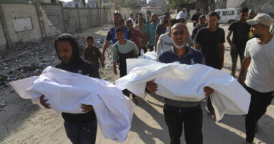 Copertina di Gaza, altro massacro di Israele tra i palestinesi in fila per gli aiuti: almeno 59 morti e oltre 200 feriti a Khan Younis