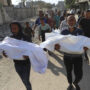Copertina di Gaza, altro massacro di Israele tra i palestinesi in fila per gli aiuti: almeno 59 morti e oltre 200 feriti a Khan Younis