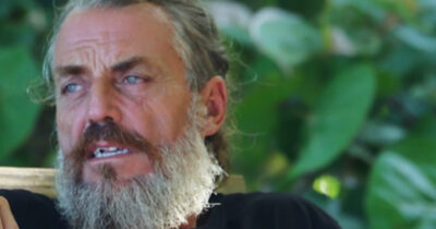 Copertina di “Non ti voglio sentire, qui non c’è da mangiare. Mi tolgono il riso”: Mirko Frezza show all’Isola dei Famosi, interrompe la chiamata con la figlia