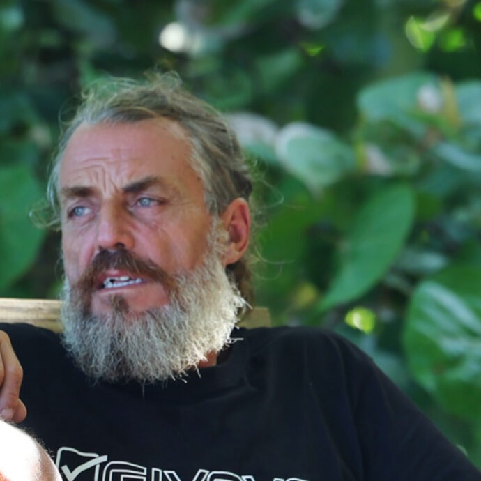 “Non ti voglio sentire, qui non c’è da mangiare. Mi tolgono il riso”: Mirko Frezza show all’Isola dei Famosi, interrompe la chiamata con la figlia