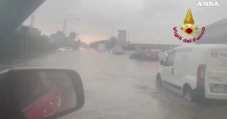 Copertina di Nubifragio a Modena, allagamenti e raffiche di vento oltre i 100 km/h: il video delle auto bloccate