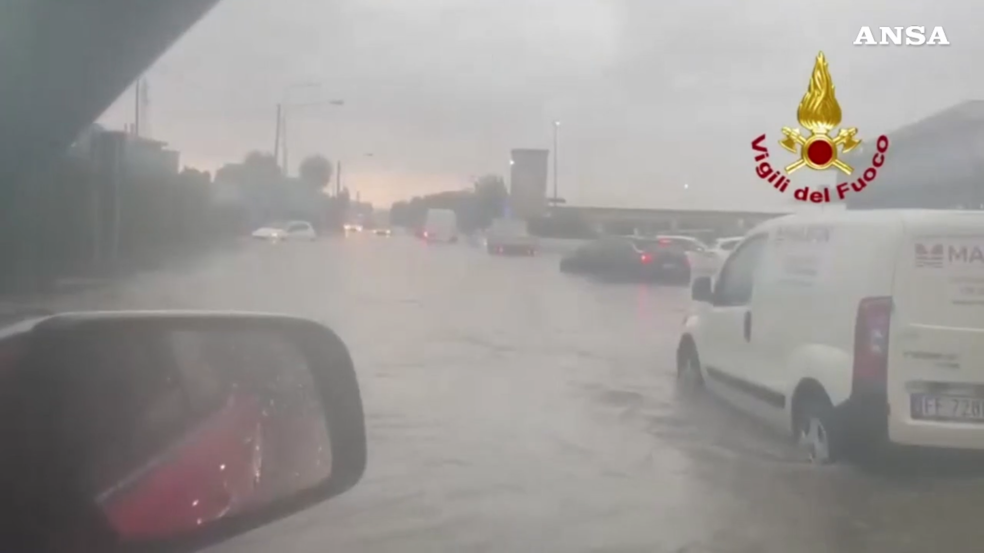 Nubifragio a Modena, allagamenti e raffiche di vento oltre i 100 km/h: il video delle auto bloccate Nubifragio a Modena, allagamenti e raffiche di vento oltre i 100 km/h: il video delle auto bloccate