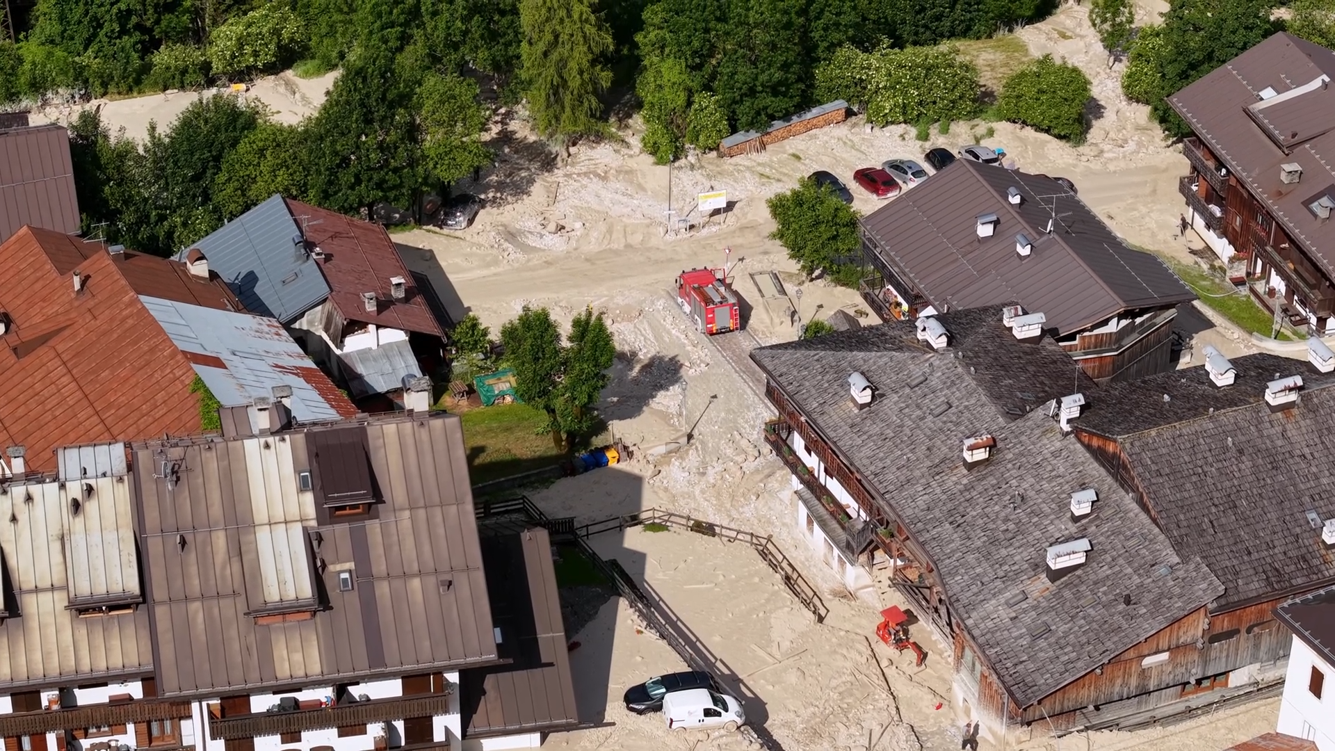 Frana in Cadore, la frazione Cancia invasa dai detriti: le persone bloccate nelle case. Il video dal drone Frana in Cadore, la frazione Cancia invasa dai detriti: le persone bloccate nelle case. Il video dal drone