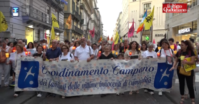 Copertina di A Napoli la fiaccolata dei familiari delle vittime della criminalità. Don Ciotti: “La prescrizione uccide la verità”