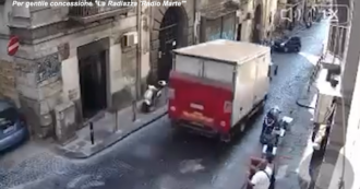 Copertina di Si rompono i freni, autista perde il controllo del camion e si schianta contro due palazzi: il video dell’incidente a Napoli