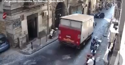Copertina di Si rompono i freni, autista perde il controllo del camion e si schianta contro due palazzi: il video dell’incidente a Napoli