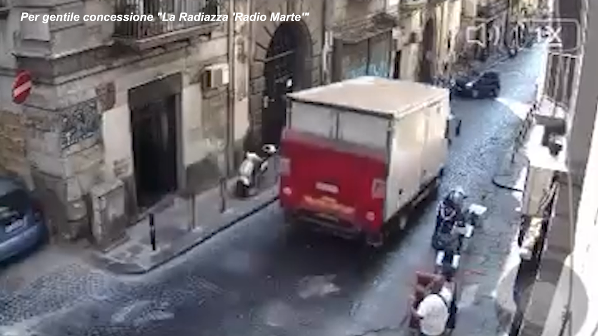 Si rompono i freni, autista perde il controllo del camion e si schianta contro due palazzi: il video dell’incidente a Napoli Si rompono i freni, autista perde il controllo del camion e si schianta contro due palazzi: il video dell’incidente a Napoli