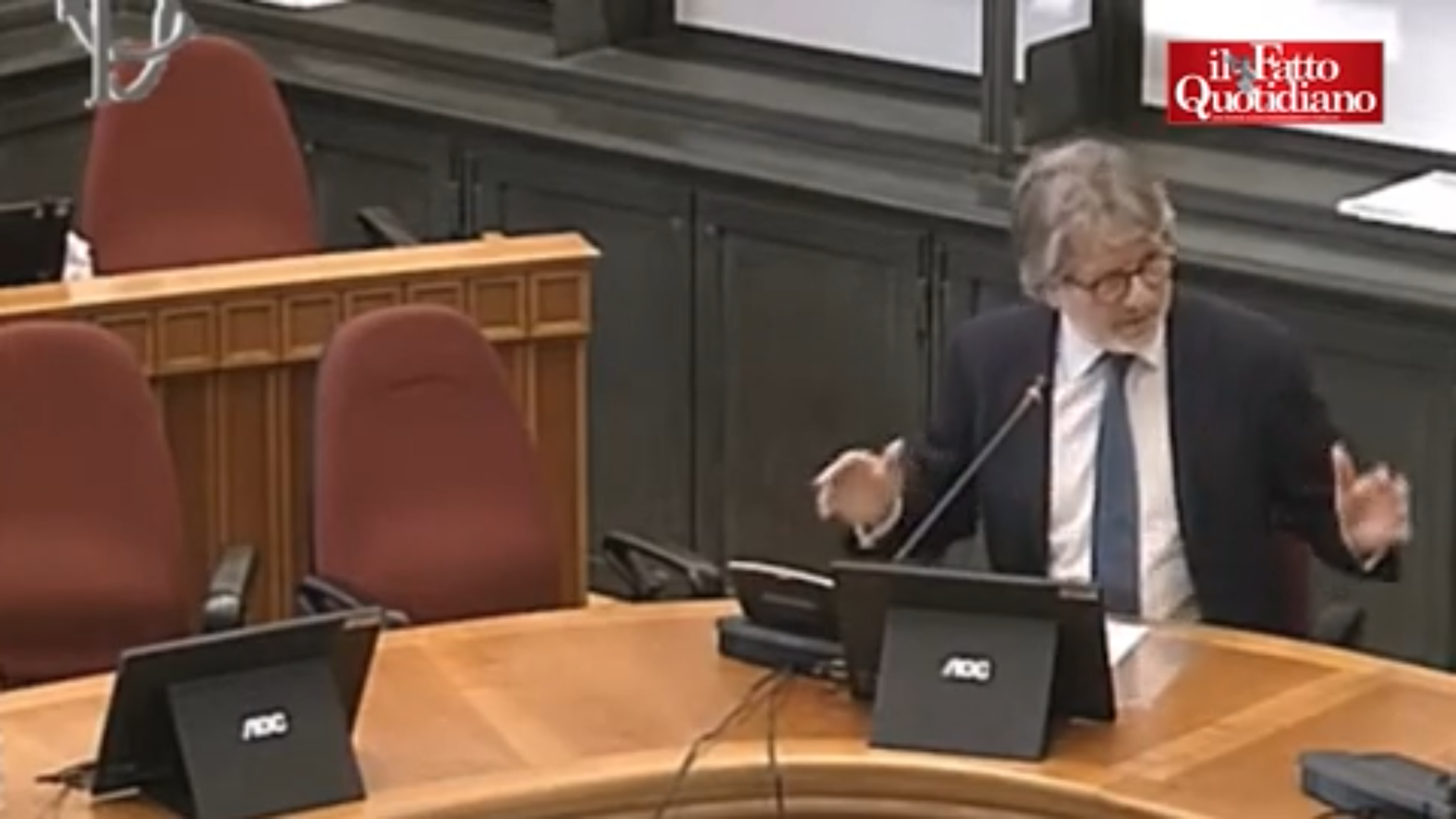 il mio ritardo colpa dei treni fate qualcosa botta e risposta tra il costituzionalista e il deputato di forza italia