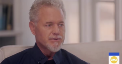 Copertina di “Pensavo di aver mandato troppi messaggi con il cellulare e invece avevo la Sla. Il mio braccio destro ha smesso di funzionare”: lo sfogo di Eric Dane di Grey’s Anatomy