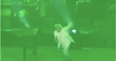 Copertina di Nino D’Angelo inciampa sul palco durante il concerto a Napoli: la mossa rocambolesca per evitare la caduta – VIDEO