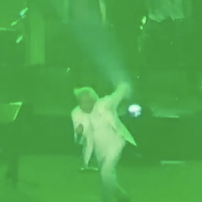 Nino D’Angelo inciampa sul palco durante il concerto a Napoli: la mossa rocambolesca per evitare la caduta – VIDEO