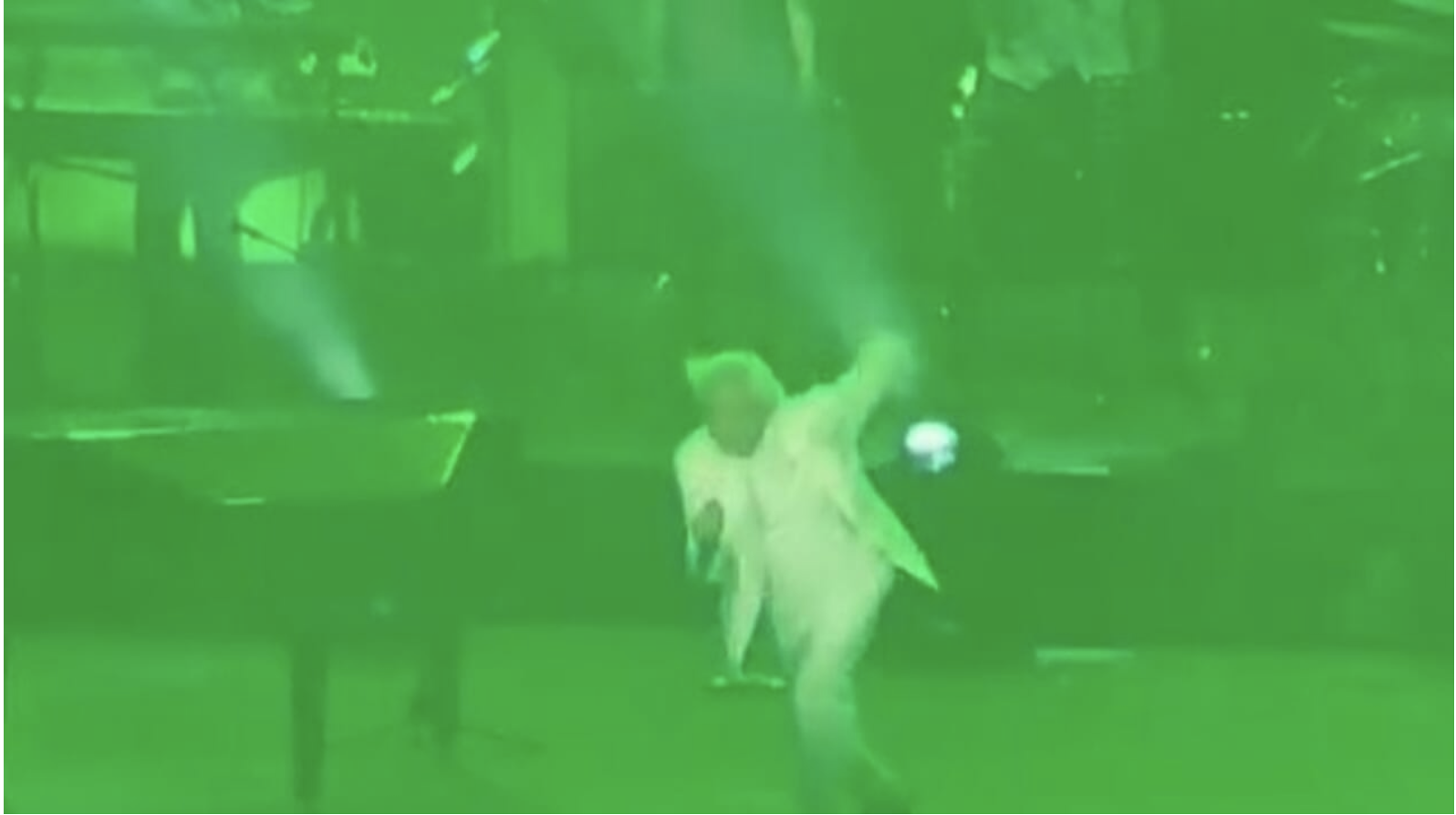 Nino D’Angelo inciampa sul palco durante il concerto a Napoli: la mossa rocambolesca per evitare la caduta – VIDEO Nino D’Angelo inciampa sul palco durante il concerto a Napoli: la mossa rocambolesca per evitare la caduta – VIDEO