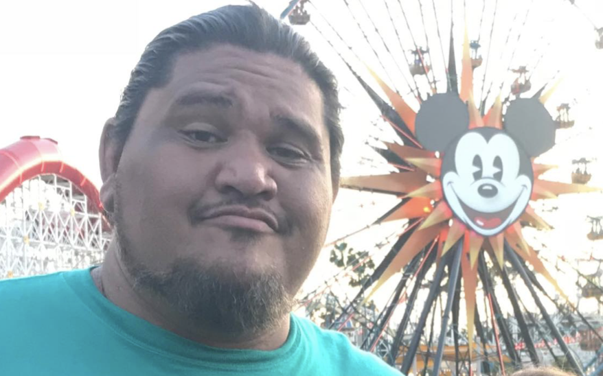 È morto David Hekili Kenui Bell, attore del live action Disney “Lilo & Stitch”. L’annuncio della sorella: “Era l’uomo più amorevole della mia vita, gliene sarò grata” È morto David Hekili Kenui Bell, attore del live action Disney “Lilo & Stitch”. L’annuncio della sorella: “Era l’uomo più amorevole della mia vita, gliene sarò grata”