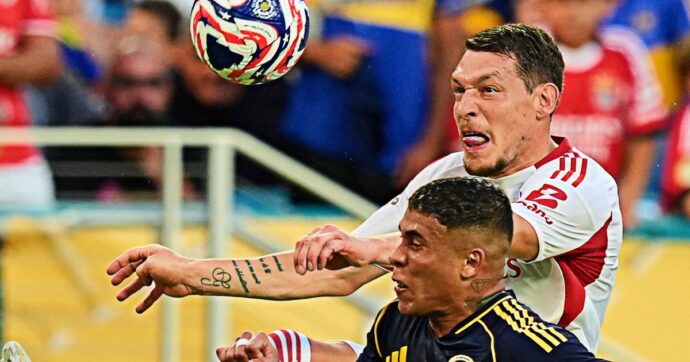 Belotti, esordio disastroso al Mondiale per Club: espulso in Benfica-Boca Juniors