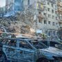 Copertina di La Russia bombarda Kiev, colpiti diversi quartieri: 17 morti. Zelensky: “Usa e Ue devono rispondere”