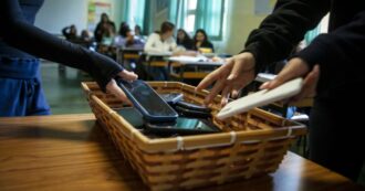 Vietare il cellulare a scuola è come dire ai giovani di non fare l’amore prima del matrimonio