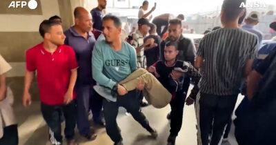 Copertina di Gaza, Israele apre il fuoco sui palestinesi in attesa di aiuti a Khan Yunis: la corsa per trasportare i feriti in ospedale
