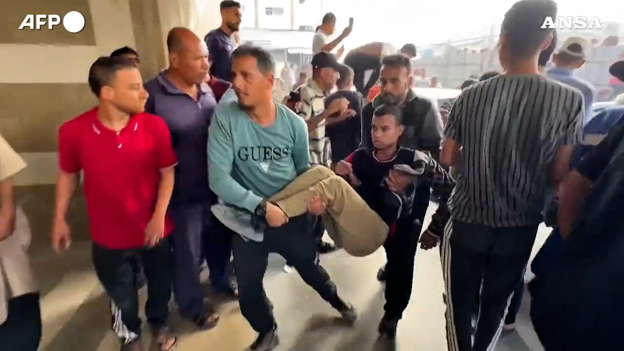 Gaza, Israele apre il fuoco sui palestinesi in attesa di aiuti a Khan Yunis: la corsa per trasportare i feriti in ospedale Gaza, Israele apre il fuoco sui palestinesi in attesa di aiuti a Khan Yunis: la corsa per trasportare i feriti in ospedale