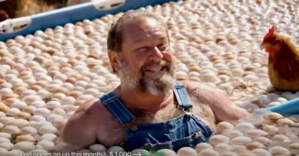 “Il mondo è impazzito. Speculaci”, il primo spot creato dall’AI arriva in tv: “Costa il 90% in meno del solito ed è diventato subito virale”