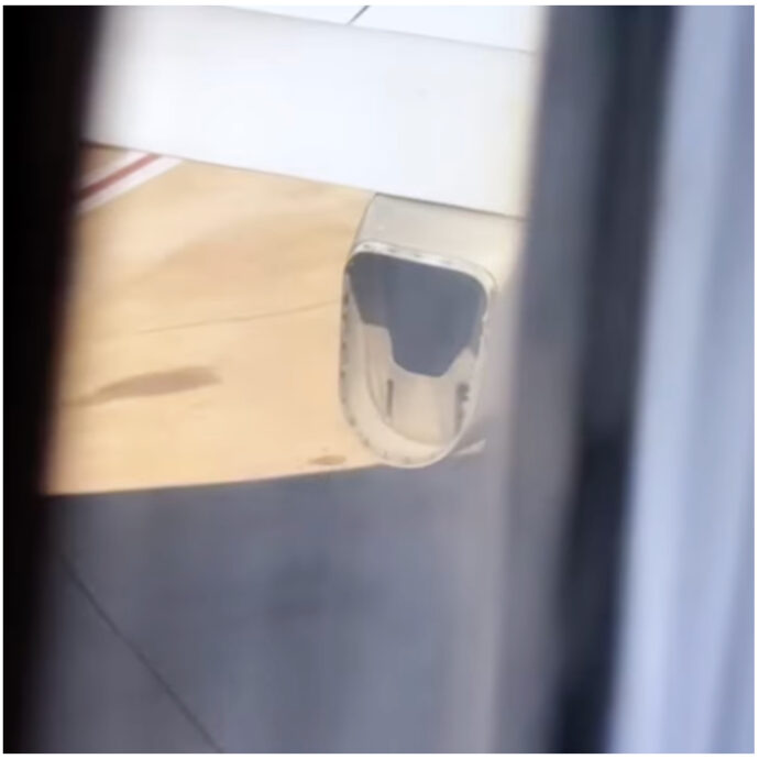 “All’aereo manca un pezzo”: la denuncia della passeggera impaurita è tornata virale  – IL VIDEO