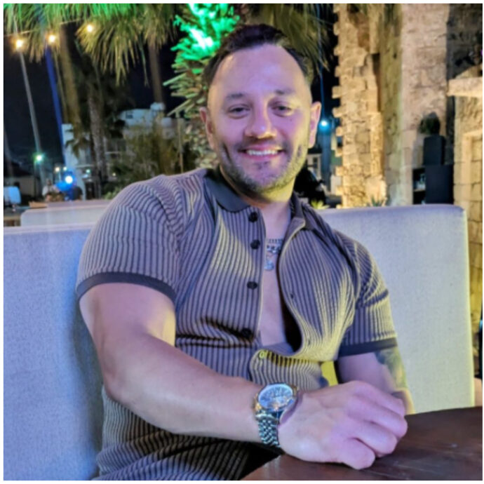 “Litiga per le patatine e viene cacciato via dall’aereo”: la storia dell’attore Elunico Hazaver è virale  – IL VIDEO