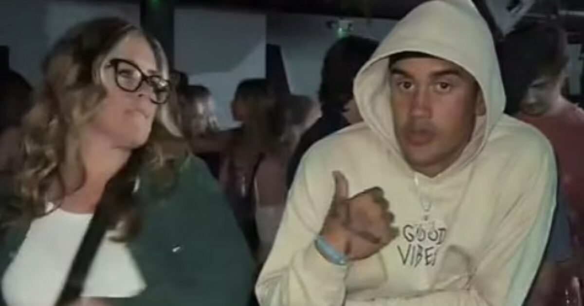 “Questo è il momento in cui mi sono presentata al club dell’università per fare una sorpresa a mio figlio”, il video di una mamma scatena i commentatori: “Imbarazzante”