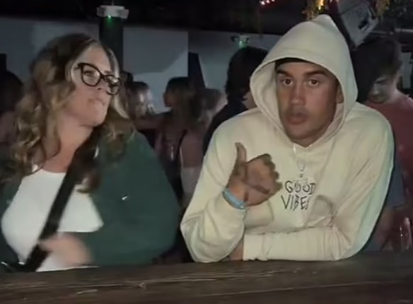 “Questo è il momento in cui mi sono presentata al club dell’università per fare una sorpresa a mio figlio”, il video di una mamma scatena i commentatori: “Imbarazzante” “Questo è il momento in cui mi sono presentata al club dell’università per fare una sorpresa a mio figlio”, il video di una mamma scatena i commentatori: “Imbarazzante”