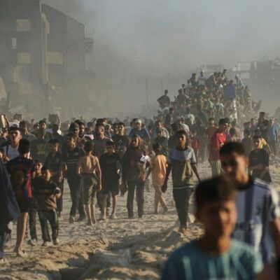 Copertina di Gaza, altre 60 persone uccise mentre chiedono cibo. Msf: “Corpi fatti a pezzi”