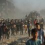 Copertina di Gaza, altri due attacchi israeliani contro i palestinesi in fila per gli aiuti umanitari: almeno 34 morti