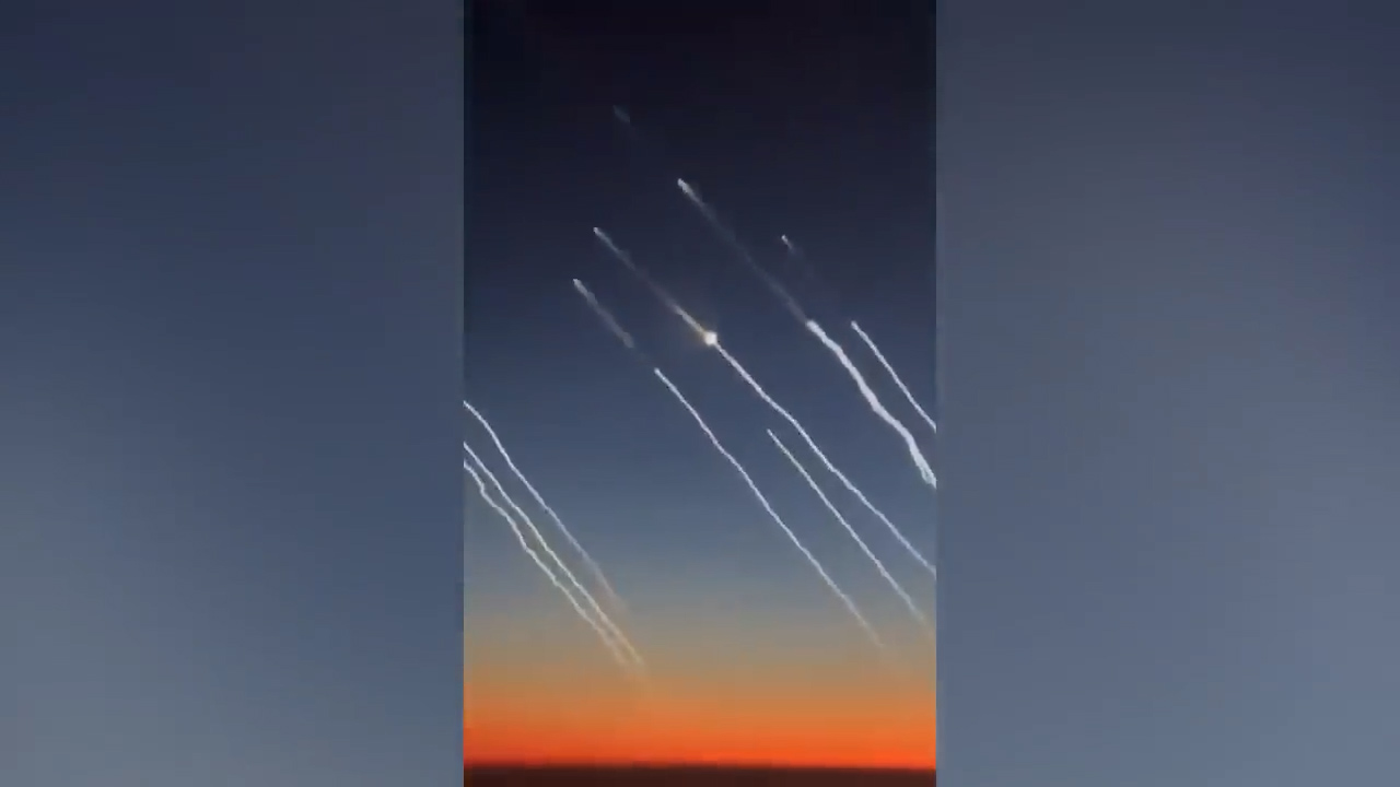 Missili balistici iraniani su Israele: il video impressionante ripreso da un volo diretto in Pakistan Missili balistici iraniani su Israele: il video impressionante ripreso da un volo diretto in Pakistan